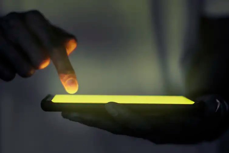 Fraude, golpe, cibercrime, telefone celular- Idec aponta fragilidades na segurança de aplicativos de bancos. Foto: rawpixel.com / Chanikarn Thongsupa