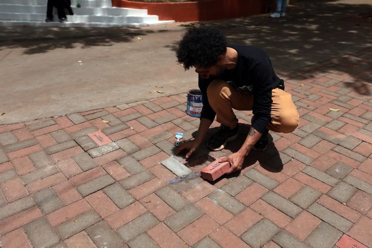 Paulo Pinto/Agência Brasil São Paulo (SP), 26/10/2025 - Inauguração do “Calçadão do Reconhecimento“, A Praça Memorial Vladimir Herzog recebe a instalação dos primeiros 51 tijolos com os nomes dos homenageados na categoria Prêmio Especial, criada em 2009 pelo Prêmio Jornalistico Vladimir Herzog de Anistia e Direitos Humanos. A ação marca a primeira etapa do Calçadão do Reconhecimento, obra que conclui o projeto original da Praça Memorial Vladimir Herzog, concebido por Elifas Andreato e anunciado por Clarice Herzog em 2011, durante a renomeação do espaço. Ao todo, 1.625 nomes de ganhadores do Prêmio, de 1979 a 2025, farão parte do Calçadão. Foto: Paulo Pinto/Agência Brasil