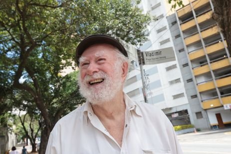 Paulo Pinto/Agência Brasil São Paulo (SP), 26/10/2025 - Mouzar Benedito o primeiro ganhador do Prêmio Herzog, participa de inauguração do “Calçadão do Reconhecimento“, A Praça Memorial Vladimir Herzog recebe a instalação dos primeiros 51 tijolos com os nomes dos homenageados na categoria Prêmio Especial, criada em 2009 pelo Prêmio Jornalistico Vladimir Herzog de Anistia e Direitos Humanos. A ação marca a primeira etapa do Calçadão do Reconhecimento, obra que conclui o projeto original da Praça Memorial Vladimir Herzog, concebido por Elifas Andreato e anunciado por Clarice Herzog em 2011, durante a renomeação do espaço. Ao todo, 1.625 nomes de ganhadores do Prêmio, de 1979 a 2025, farão parte do Calçadão. Foto: Paulo Pinto/Agência Brasil