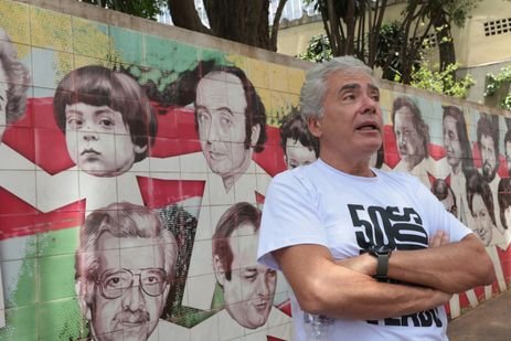 Paulo Pinto/Agência Brasil São Paulo (SP), 26/10/2025 - Ivo Herzog participa de inauguração do “Calçadão do Reconhecimento“, A Praça Memorial Vladimir Herzog recebe a instalação dos primeiros 51 tijolos com os nomes dos homenageados na categoria Prêmio Especial, criada em 2009 pelo Prêmio Jornalistico Vladimir Herzog de Anistia e Direitos Humanos. A ação marca a primeira etapa do Calçadão do Reconhecimento, obra que conclui o projeto original da Praça Memorial Vladimir Herzog, concebido por Elifas Andreato e anunciado por Clarice Herzog em 2011, durante a renomeação do espaço. Ao todo, 1.625 nomes de ganhadores do Prêmio, de 1979 a 2025, farão parte do Calçadão. Foto: Paulo Pinto/Agência Brasil