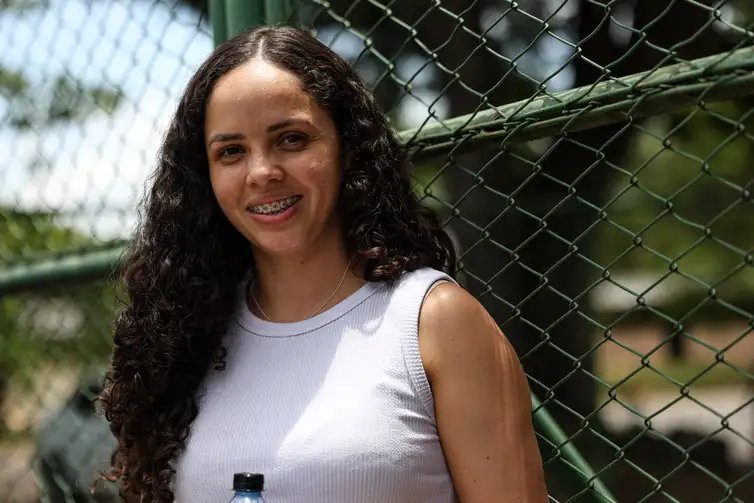 Brasília (DF), 26/10/2025 - Marcela Silva Vaz aguarda a abertura dos portões para realização da Prova Nacional Docente. Foto: Marcelo Camargo/Agência Brasil