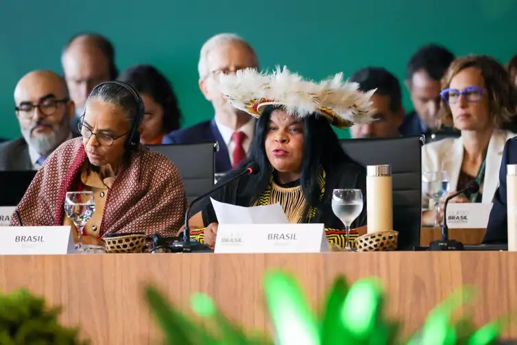 Brasília (DF) 13/10/2025 - A ministra do Meio Ambiente e Mudança do Clima, Marina Silva, e a ministra dos Povos Indígenas, Sônia Guajajara,  participam da abertura da Pré-COP30. Foto: Fabio Rodrigues-Pozzebom/Agência Brasil