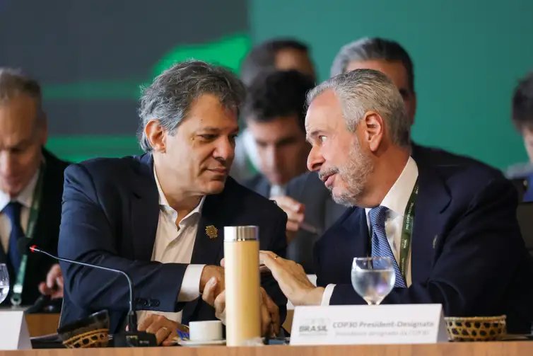 Brasília (DF) 13/10/2025 - O ministro da Fazenda, Fernando Haddad, e o presidente da COP30, embaixador André Corrêa do Lago, participam da abertura da Pré-COP30. Foto: Fabio Rodrigues-Pozzebom/Agência Brasil