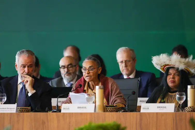 Brasília (DF) 13/10/2025 - O presidente da COP30, embaixador André Corrêa do Lago, a ministra do Meio Ambiente e Mudança do Clima, Marina Silva, e a ministra dos Povos Indígenas, Sônia Guajajara,  participam da abertura da Pré-COP30. Foto: Fabio Rodrigues-Pozzebom/Agência Brasil