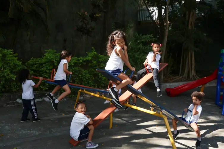 Tomaz Silva/Agência Brasil Rio de Janeiro (RJ), 04/06/2025 – Alunos do Centro Integrado de Educação Pública (CIEP) 001 brincam durante horário de intervalo, na escola, no Catete, na zona sul da capital fluminense. Foto: Tomaz Silva/Agência Brasil