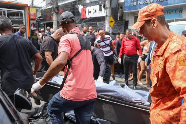 Tomaz Silva/Agência Brasil Rio de Janeiro (RJ), 29/10/2025 - Dezenas de corpos são trazidos por moradores para a Praça São Lucas, na Penha, zona norte do Rio de Janeiro. Operação Contenção.
Foto: Tomaz Silva /Agência Brasil