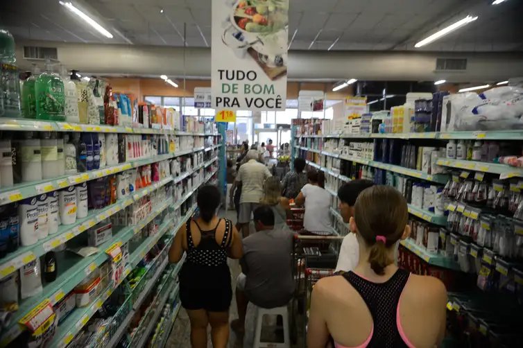 Tânia Rêgo/Agência Brasil Vitória (ES) - Supermercados lotados com filas nos caixas e na entrada funcionam com horário reduzido (Tânia Rêgo/Agência Brasil)