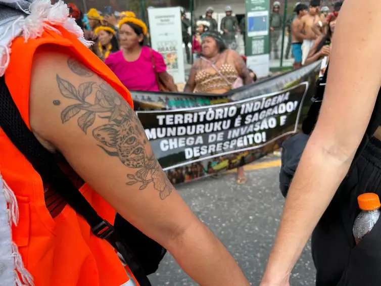 Brasília (DF) 14/11/2025 – Protesto na entrada principal da COP30.
Foto: Gabriel Corrêa/Rádio Nacional