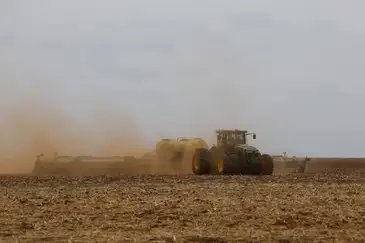 Balsas (MA), 09/10/2025 – Trator trabalha em fazenda de cultivo de soja na região da Batavo. Foto: Fernando Frazão/Agência Brasil