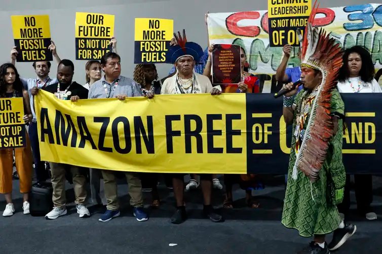 Belém (PA), 13/11/2025 - Indígenas e apoiadores fazem manifestação na Zona Azul da COP30. Foto: Bruno Peres/Agência Brasil
