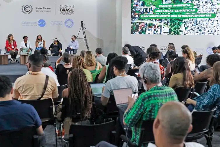Belém (PA), 13/11/2025 - Vice-presidente da Colômbia, Francia Márquez, a ministra da Igualdade Racial, Anielle Franco, e a ministra dos Povos Indígenas, Sônia Guajajara, participam do painel Racismo Ambielntal e Mudanças Climáticas, na Zona Azul da COP30. Foto: Bruno Peres/Agência Brasil