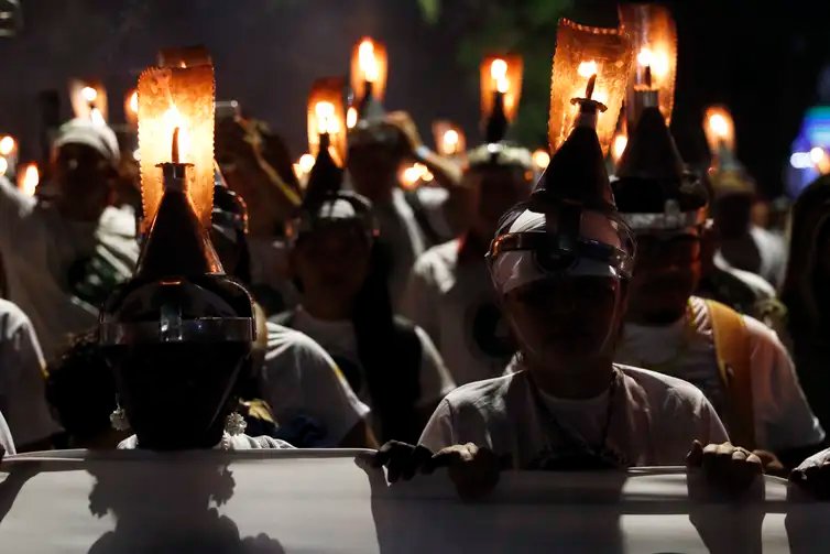 Belém (PA), 13/11/2025 - Lideranças extrativistas e apoiadores usando porangas na cabeça, participam da marcha 