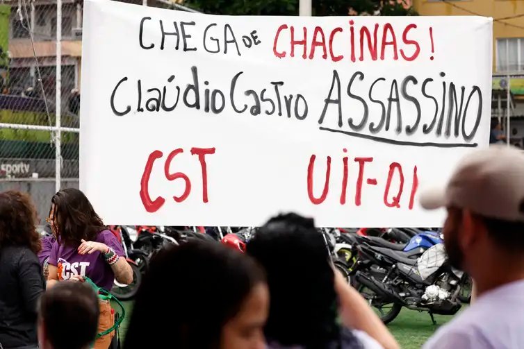Rio de Janeiro (RJ), 31/10/2025 - Moradores, familiares e representantes da sociedade civil se reúnem na comunidade da Vila Cruzeiro para manifestação de repúdio à Operação Contenção que deixou 121 mortos. Foto: Tânia Rêgo/Agência Brasil