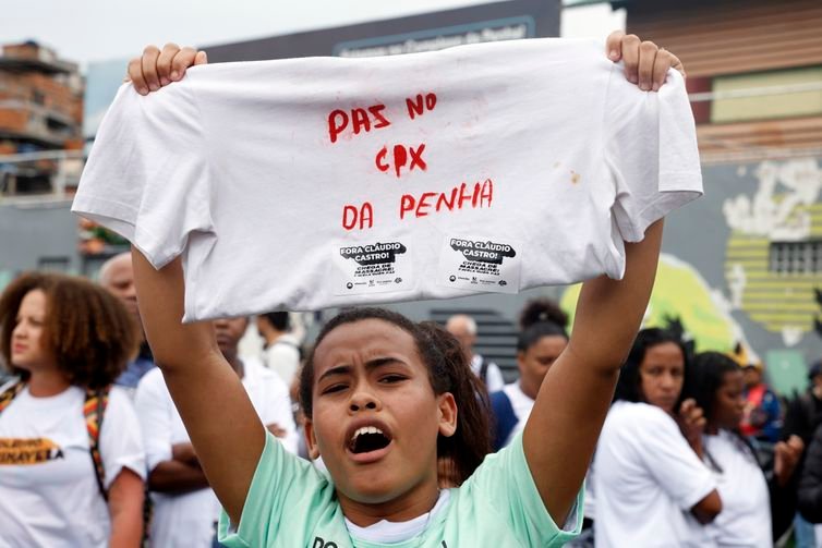 Tânia Rêgo/Agência Brasil Rio de Janeiro (RJ), 31/10/2025 - Moradores, familiares e representantes da sociedade civil se reúnem na comunidade da Vila Cruzeiro para manifestação de repúdio à Operação Contenção que deixou 121 mortos. Foto: Tânia Rêgo/Agência Brasil