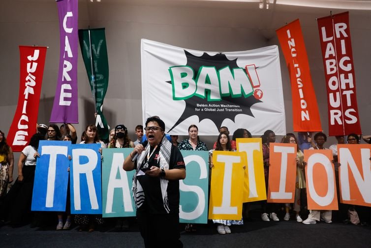 Tânia Rêgo Belém (PA), 11/11/2025 - A Rede de Ação Climática (CAN) faz ato em protesto por uma transição climática justa, na Conferência das Nações Unidas sobre Mudanças Climáticas (COP 30) em Belém. Foto: Tânia Rêgo/Agência Brasil.