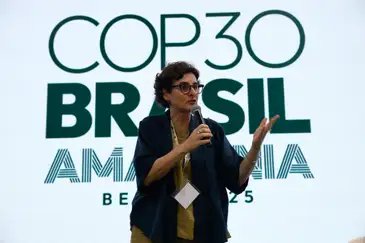 Belém (PA), 17/11/2025 - A secretária Nacional de Segurança Alimentar, Lilian Rahal, fala durante ato de entrega simbólica dos kits da Agricultura Familiar (PAA) para os voluntários da COP30, no Pavilhão Brasil. Foto: Tânia Rêgo/Agência Brasil