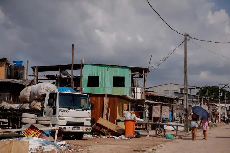 Belém (PA), 18/11/2025 - Comunidade da Vila da Barca, erguida  em construções de palafitas na baía do rio Guajará. Foto: Tânia Rêgo/Agência Brasil