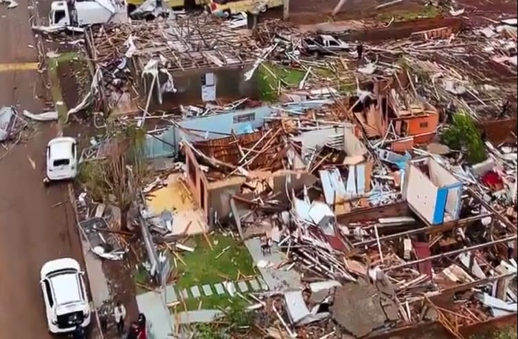 Paraná 08/11/2025 - Ciclone extratropical causa destruição no Paraná; 60 mil casas estão sem energia. Foto reprodução vídeo.