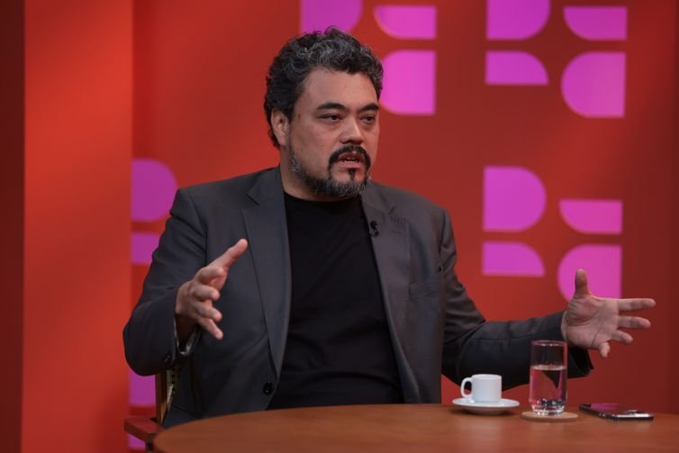 Paulo Pinto/Agência Brasil São Paulo (SP), 25/09/2025 - DR com Demori recebe o jornalista, cientista político e professor, Leonardo Sakamoto..Foto: Paulo Pinto/Agência Brasil