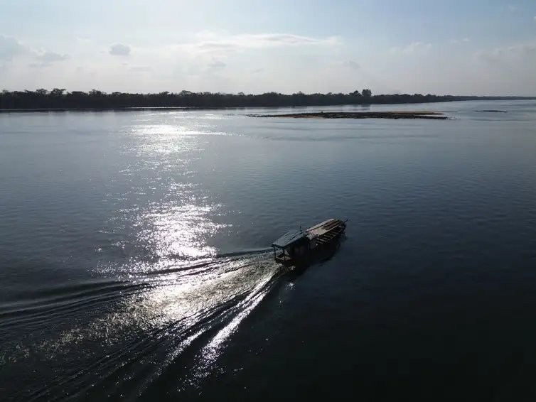 Fernando Frazão/Agência Brasil Imperatriz (MA), 13/10/2025 – Vista de pescadores em atividade nas águas do Rio Tocantins. Foto: Fernando Frazão/Agência Brasil