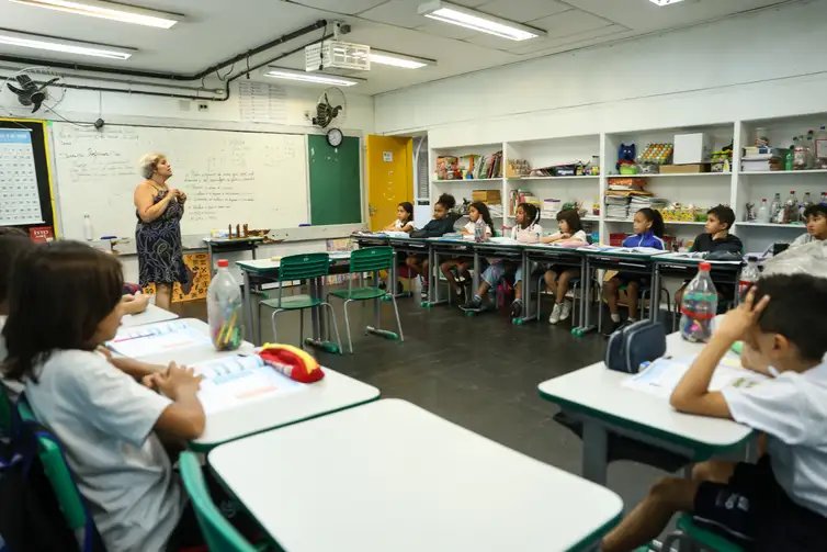 Tomaz Silva/Agência Brasil Rio de Janeiro (RJ), 04/06/2025 – A professora do Centro Integrado de Educação Pública (CIEP) 001, Maria Aparecida Castro durante aula na instituição, no Catete, na zona sul da capital fluminense. Foto: Tomaz Silva/Agência Brasil