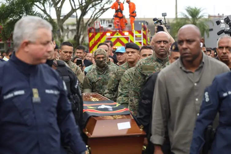 Tomaz Silva/Agência Brasil Rio de Janeiro (RJ), 30/10/2025 – Enterro do sargento da Polícia Militar, Heber Carvalho da Fonseca no Cemitério Jardim da Saudade, em Sulacap, no Rio de Janeiro. Foto: Tomaz Silva/Agência Brasil