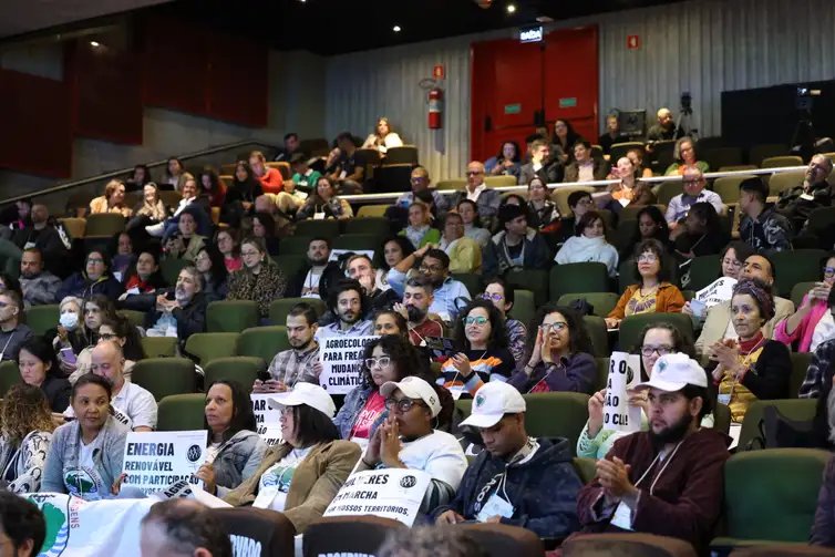São Paulo (SP), 15/08/2024 - Platéia com cartazes na plenária do Plano Clima Participativo, com o tema Mata Atlântica, no Sesc Vila Mariana. Foto: Rovena Rosa/Agência Brasil