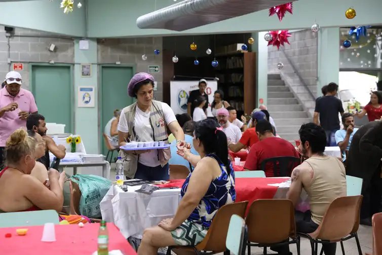 São Paulo (SP), 25/12/2025 - Almoço de Natal oferecido para pessoas em situação de vulnerabilidade social na Casa de Oração do Povo da Rua na Luz. Foto: Rovena Rosa/Agência Brasil