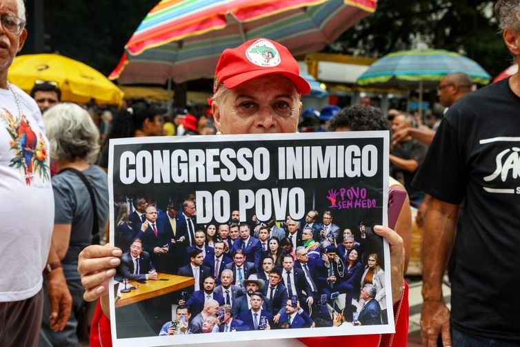 São Paulo (SP), 14/12/2025 -Manifestantes ocupam a Avenida Paulista, na região central da capital paulista, neste domingo (14), para protestar contra o Congresso Nacional por causa da aprovação do Projeto de Lei (PL) da Dosimetria. Foto: Rovena Rosa/Agência Brasil