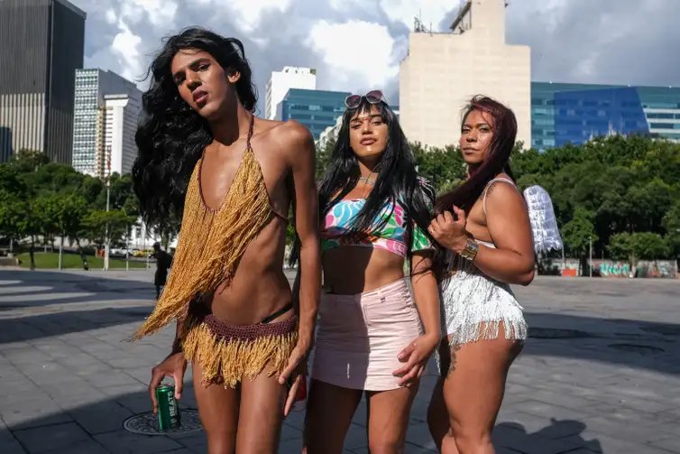 Rio de Janeiro (RJ), 21/12/2025 – Talita Aires, Laísa e a MC Raica Devassa participam da Parada LGBTQIAPN+ da Lapa.  Foto: Fernando Frazão/Agência Brasil