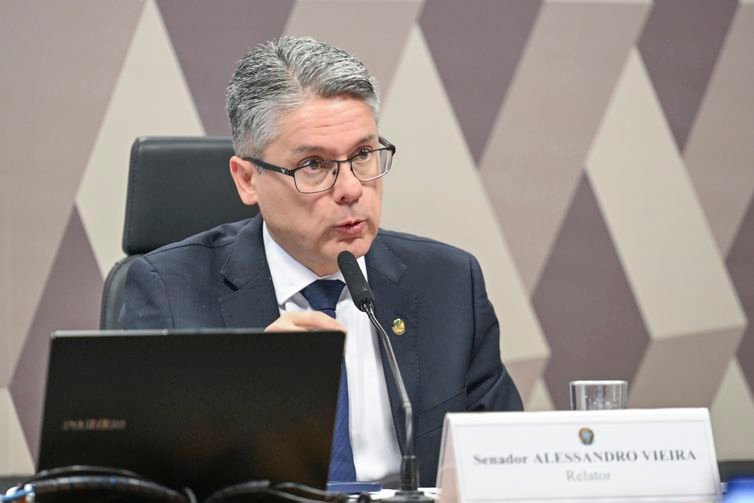 Comissão de Constituição, Justiça e Cidadania (CCJ) promove audiência pública interativa destinada a instruir o Projeto de Lei 5.582/2025, que estabelece o marco legal do combate ao crime organizado, definindo novas regras penais e processuais para enfrentar estruturas criminosas complexas, e atualiza dispositivos do Código Penal, da Lei de Execução Penal e de normas especiais que tratam de organizações criminosas.

À mesa, relator da CCJ, senador Alessandro Vieira (MDB-SE), em pronunciamento.

Foto: Edilson Rodrigues/Agência Senado
