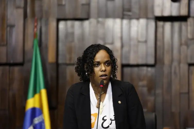 Rio de Janeiro (RJ) 25/06/2024 – Entrega da Medalha Tiradentes a Moïse Kabagambe post mortem, representado por sua mãe, Lotsove Lolo Lay Ivone, pela deputada Dani Monteiro, na Assembleia Legislativa (Alerj). Foto: Fernando Frazão/Agência Brasil