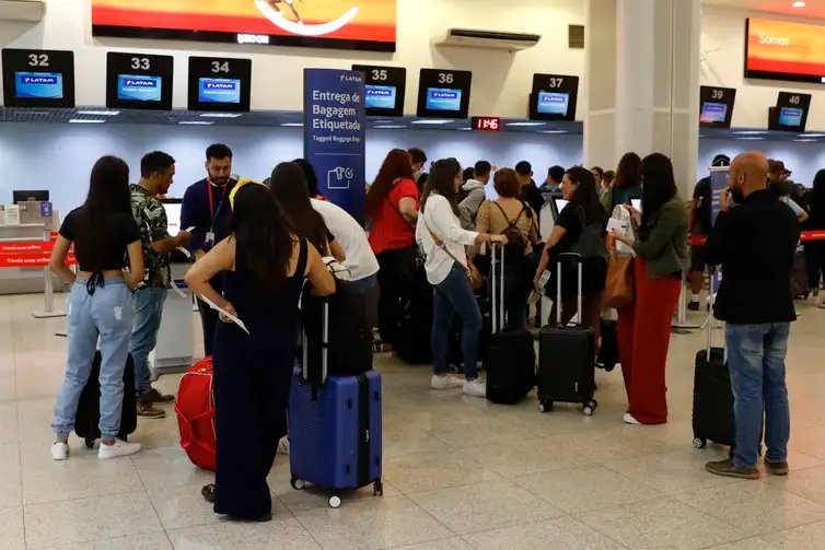 Fernando Frazão/Agência Brasil Movimento de passageiros no Aeroporto Santos Dumont no primeiro dia de greve dos aeronautas.