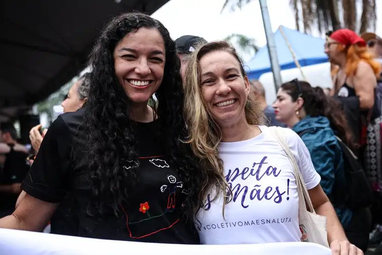 Brasília (DF), 07/12/2025 - Carla Michelli e Vanessa Hacon durante ato do Levante Mulheres Vivas, na área central de Brasília, para denunciar o feminicídio e todas as formas de violência contra mulheres. Foto: Marcelo Camargo/Agência Brasil