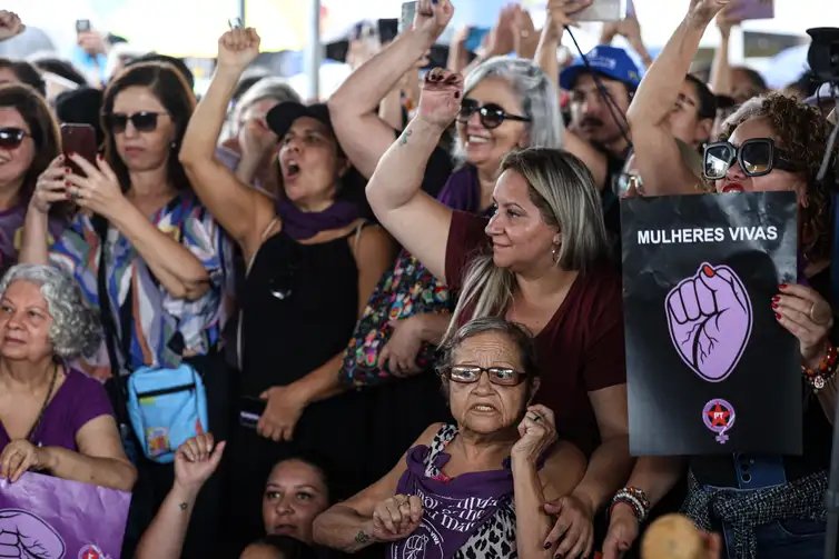 Brasília (DF), 07/12/2025 - O Levante Mulheres Vivas realiza ato na área central de Brasília para denunciar o feminicídio e todas as formas de violência contra mulheres. Foto: Marcelo Camargo/Agência Brasil