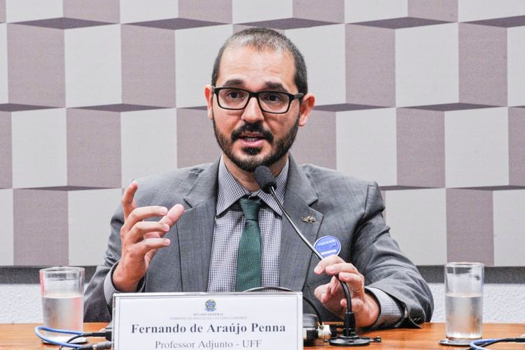 Comissão de Educação, Cultura e Esporte (CE) realiza audiência pública interativa para debater o programa Escola sem Partido. Entre os convidados, a subprocuradora-geral da República, Deborah Duprat Pereira; professores da Unicamp e da UFF; e as presidentes da UNE e Ubes.

Em pronunciamento, professor adjunto da Universidade Federal Fluminense (UFF), Fernando de Araújo Penna.

Foto: Edilson Rodrigues/Agência Senado