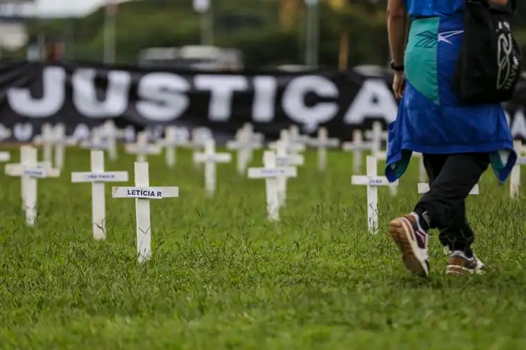 Brasília (DF), 25/01/2024 - Cruzes são colocadas em frente ao Congresso Nacional para lembrar as vítimas do rompimento da barragem da Vale em Brumadinho.  Foto: Marcelo Camargo/Agência Brasil