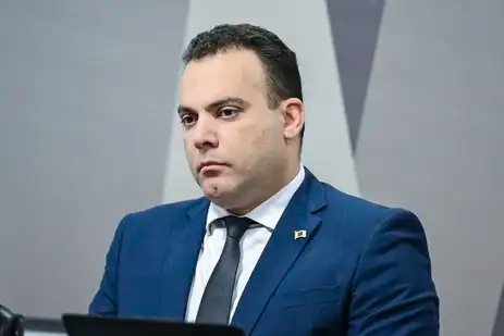 Comissão de Constituição, Justiça e Cidadania (CCJ) promove audiência pública interativa destinada a instruir o Projeto de Lei 5.582/2025, que estabelece o marco legal do combate ao crime organizado, definindo novas regras penais e processuais para enfrentar estruturas criminosas complexas, e atualiza dispositivos do Código Penal, da Lei de Execução Penal e de normas especiais que tratam de organizações criminosas.

À mesa, secretário executivo do Conselho Nacional de Secretários de Segurança Pública (Consesp), Thiago Frederico de Souza Costa.

Foto: Edilson Rodrigues/Agência Senado