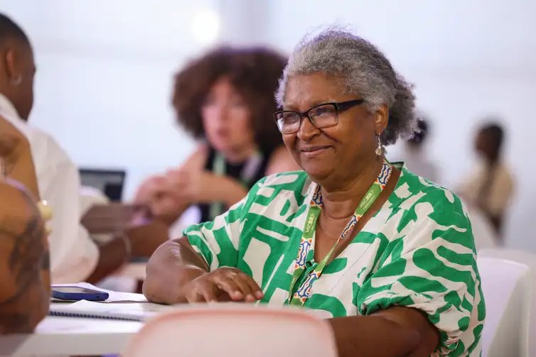 Tomaz Silva/Agência Brasil Fortaleza (CE), 04/12/2025 – A artesã Josefa Marques participa da mentoria de negócios durante Mercado das Indústrias Criativas do Brasil (MICBR+Ibero-América), no Centro Dragão do Mar de Arte e Cultura, em Fortaleza (CE). Foto: Tomaz Silva/Agência Brasil