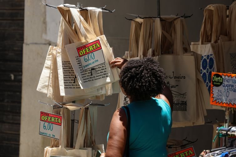 Rio de Janeiro (RJ), 23/12/2025 – Consumidores fazem compras na antevéspera de Natal no Saara, na região central do Rio de Janeiro. Foto: Tomaz Silva/Agência Bras