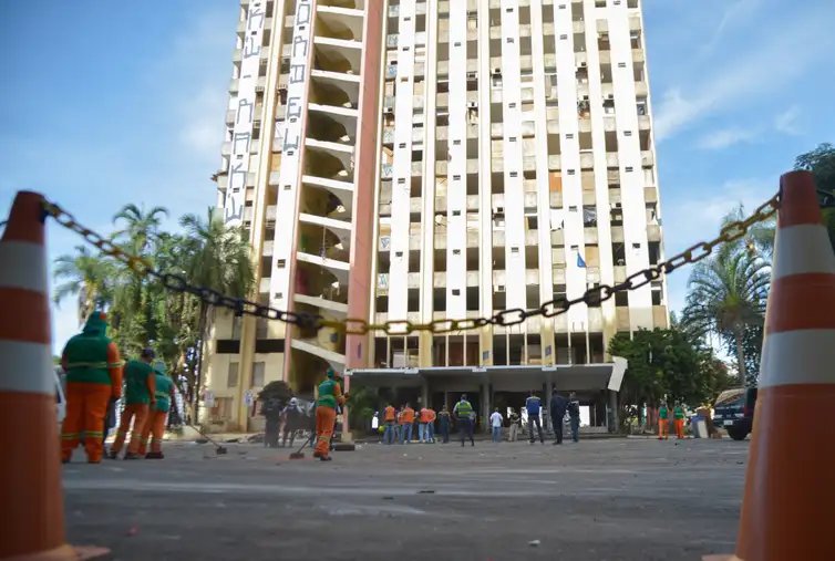 José Cruz/Agência Brasil Brasília - Cerca de 200 homens participaram da operação de desocupação do Torre Palace Hotel, ocupado por integrantes do Movimento Resistência Popular desde outubro do ano passado (José Cruz/Agência Brasil)