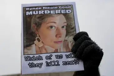 Reuters/Tim Evans/Proibida reprodução A demonstrator holds a picture of Renee Nicole Good as people protest against the fatal shooting of Good by a U.S. Immigration and Customs Enforcement (ICE) agent, during a rally against increased immigration enforcement across the city outside the Whipple Building in Minneapolis, Minnesota, U.S., January 8, 2026. REUTERS/Tim Evans