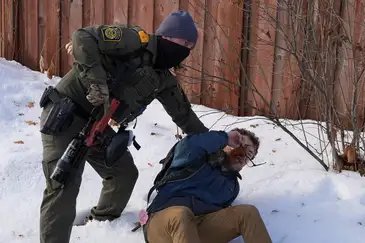 Reuters/Tim Evans/Proibida reprodução A member of U.S. Immigration and Customs Enforcement (ICE) restrains a protester trying to block vehicles from leaving the scene after a driver of a vehicle was shot in Minneapolis, Minnesota, U.S., January 7, 2026. REUTERS/Tim Evans TPX IMAGES OF THE DAY