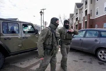 REUTERS/Seth Herald/Proibida reprodução Homeland Security Investigations (HSI) agents stand next to their vehicle after stopping while conducting operations, following the fatal shooting of Renee Nicole Good by a U.S. Immigration and Customs Enforcement (ICE) agent, in a neighborhood in south Minneapolis, Minnesota, U.S., January 12, 2026. REUTERS/Seth Herald
