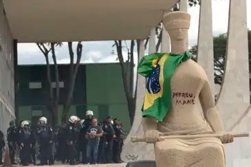 Joedson Alves/Agencia Brasil Brasília (DF), 08/01/2023 - Estátua da Justiça em frente ao STF pintado com os dizeres
