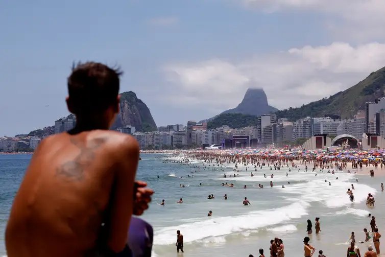 Rio de Janeiro(RJ), 31/12/2024 - Praia cheia com palcos montados na areia da Praia de Copacabana no último dia do ano.  Foto: Tânia Rêgo/Agência Brasil