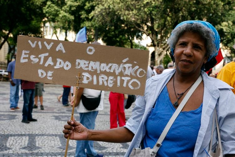 Tânia Rêgo/Agência Brasil Rio de Janeiro (RJ), 08/01/2026 - Manifestantes durante ato pela democracia, em memória aos antidemocráticos de 8 de janeiro de 2023, na Cinelândia, centro da cidade. Foto: Tânia Rêgo/Agência Brasil