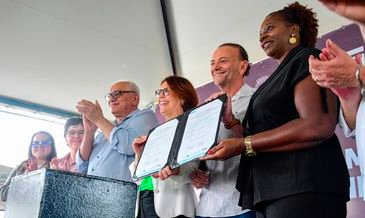Araraquuara (SP), 23/12/2024 - Ferroviária terá primeiro CT exclusivo para o futebol feminino no Brasil. a Diretora Executiva de Assuntos Corporativos da Petrobras, Clarice Coppetti; o Prefeito de Araraquara, Edinho Silva; a presidente da Fundesport, Roseli Gustavo; a Diretora de Futebol Feminino, Nuty Silveira; a Diretora de Futebol Feminino, Ana Lorena Marche; o presidente da Câmara dos Vereadores de Araraquara, Paulo Landim, e a Deputada Estadual, Márcia Lia. Foto: Rafael Zucco/Ferroviária