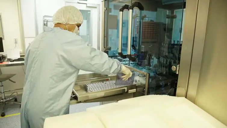 Bio-Manguinhos/Fiocruz As vacinas seguem agora para o Controle de Qualidade interno de Bio-Manguinhos, onde uma análise minuciosa irá garantir a sua integridade e segurança (foto: Bio-Manguinhos/Fiocruz)