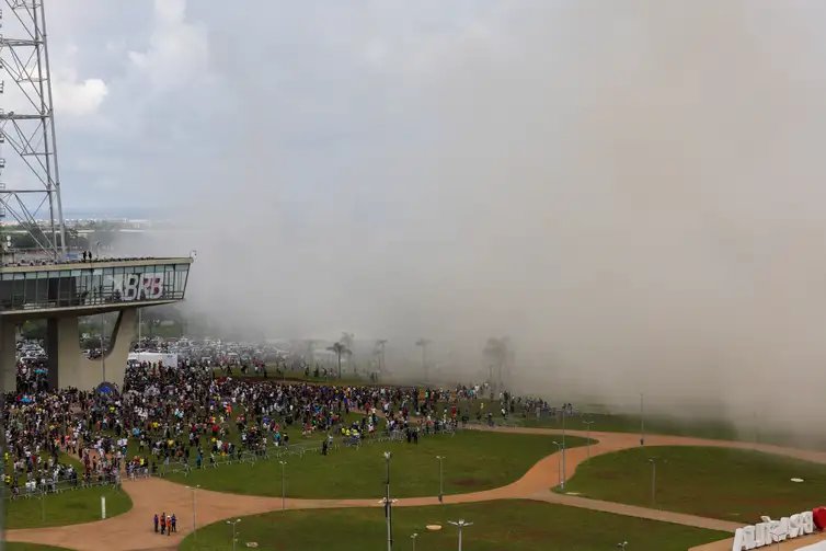 Fabio Rodrigues-Pozzebom/ Agência Brasil Brasília (DF) 25/01/2025 Torre Palace, o primeiro hotel de luxo de Brasília, foi implodido na manhã de hoje. Na foto, poeira da demolição cobre expectadores. Foto: Fabio Rodrigues-Pozzebom/ Agência Brasil